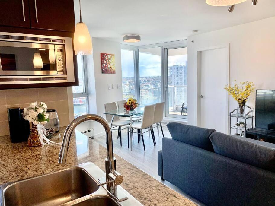 Ferienwohnung Downtown 3Br/2Ba+Views+Skytrain+Free Parking Vancouver Exterior foto